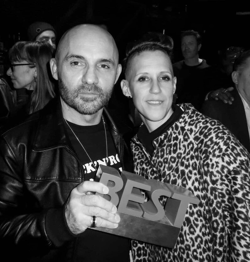 Émilie et Denis tiennent le trophée des Best Music Awards, catégorie Meilleur groupe rock 2025